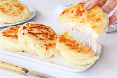  Arepas de Queso – En Smaklig Smörgåsbord av Gooey Ost och krispigt Bröd!