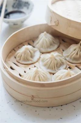  Dajiao Jiang Mian Bao - En Smakfull Fusion av Smöriga Dumplings och Rökt Kyckling i Changchun!