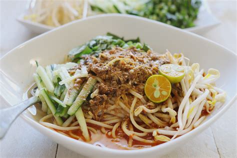  Laksa Johor: En Krämig och Svävande Upplevelse av Smaker!