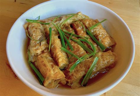   Tofu Skin Rolls Fyllda med Svärm av Smaker: En Utforskande Resa Till Ningdes Matkultur?