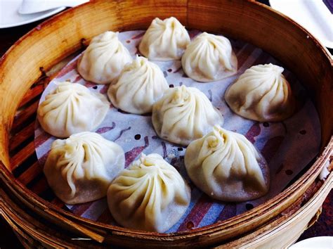  Wuxi Xiaolongbao: En Smakfull Resa Genom Meatsaftens Djupa Smaker och Tunnbottnade Gyoza