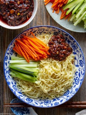   Zhoukou Zha Jiang Mian: Den Spicy Sältan som Krockar med den S friska Sütheten! 