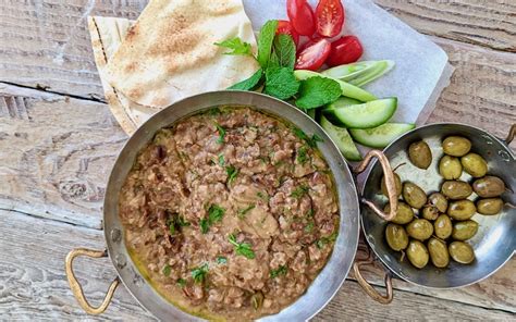 Ful medames? Experiencing Creamy Heavenliness and Spicy Earthiness in Every Bite!