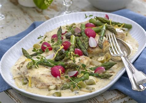  Potatisnudlar med Sparris i Ji'an – En Krämiga Kunglig Festskål fylld med Vegetariska Smaker?