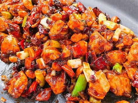  Saltats Svinnät och Kryddigts Kung Pao Kyckling – En Explosion av Smaker från Nanjing!