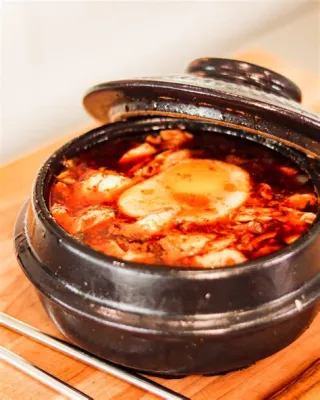  Sundubu Jjigae: En Krämig Explosion av Smaksensationer Med Stark Chiliheat!